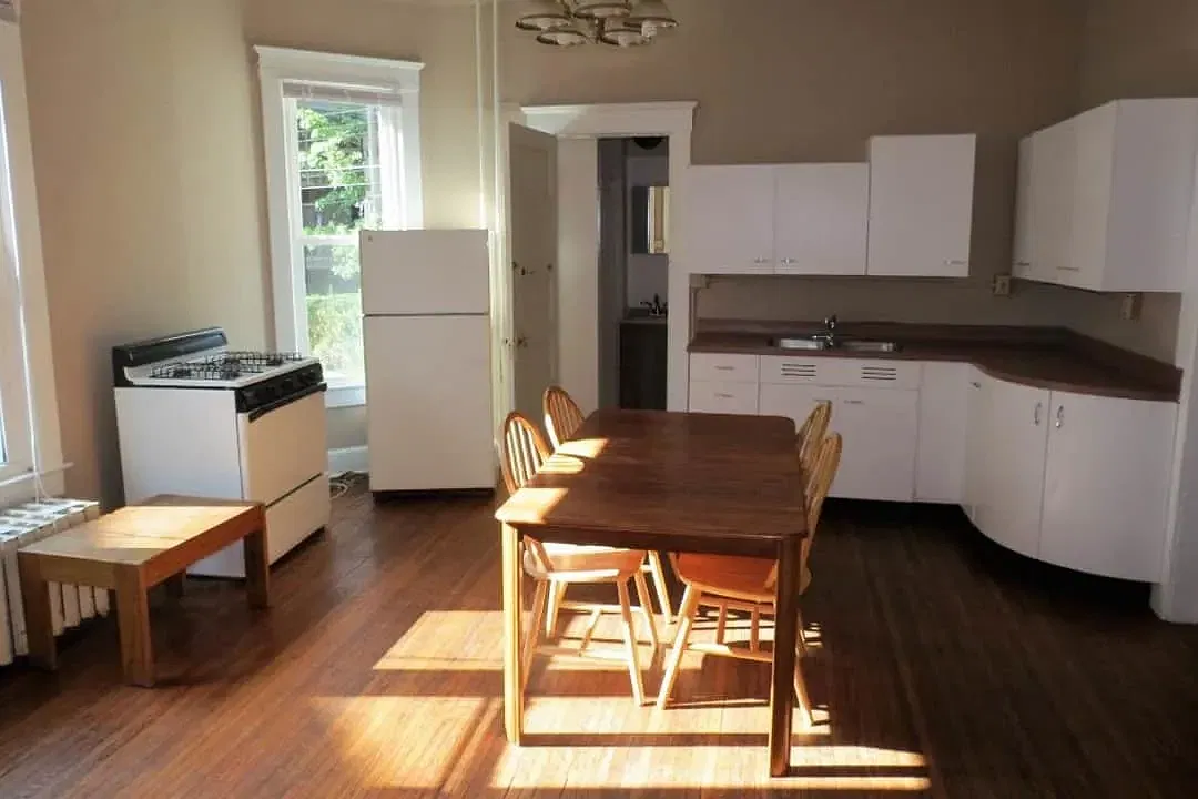 3 bed, 1152 sqft, $1,800 — Photo 2
