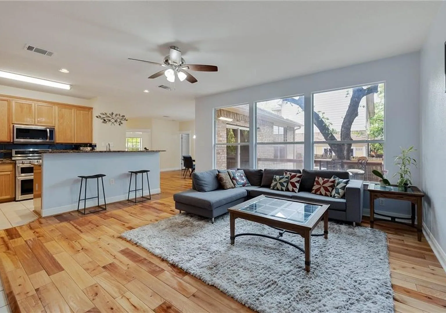 610 Palo Alto Ln — Photo 3