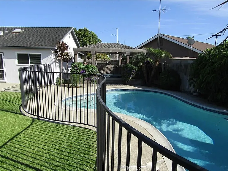 8901 Shore Cir — Photo 25