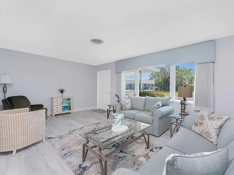 1720 Florence Ave — Photo 6