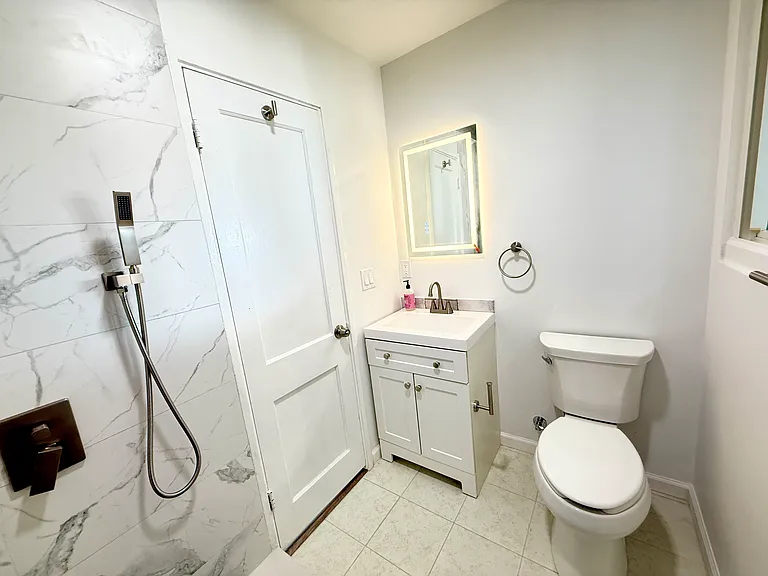 541 E Woodlawn Rd — Photo 8