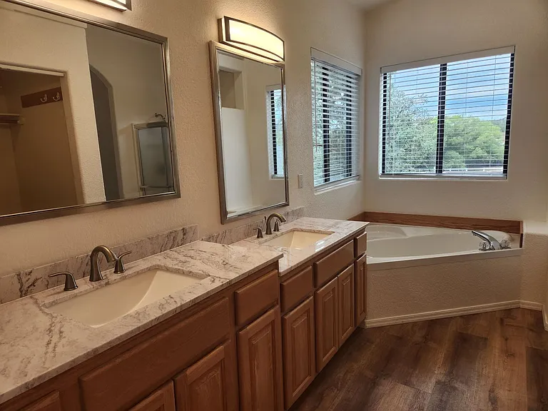 310 N Stagecoach Pass — Photo 17