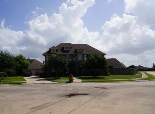 500 Falcon Lake Cir, Friendswood, TX 77546