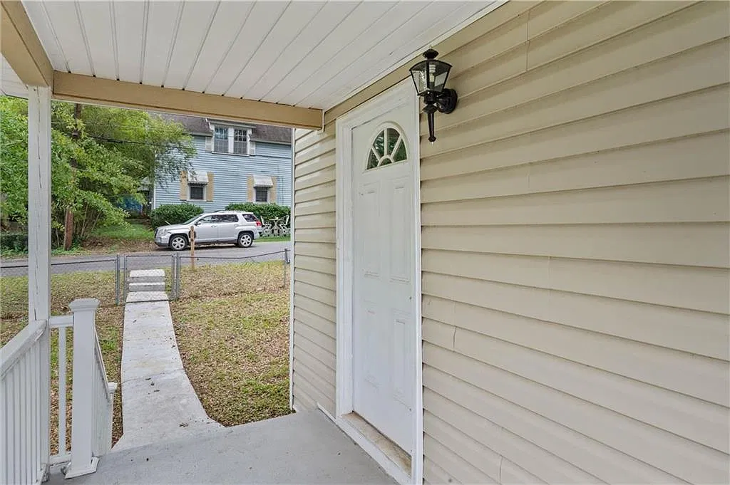 3 bed, 2.0 bath, 1294 sqft, $1,400 — Photo 2