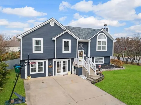 10218 E 220th St, Peculiar, MO 64078