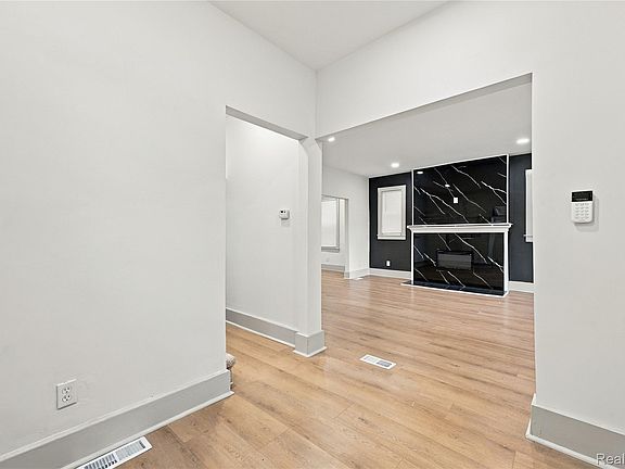 2nd image of 1187 Lawrence St