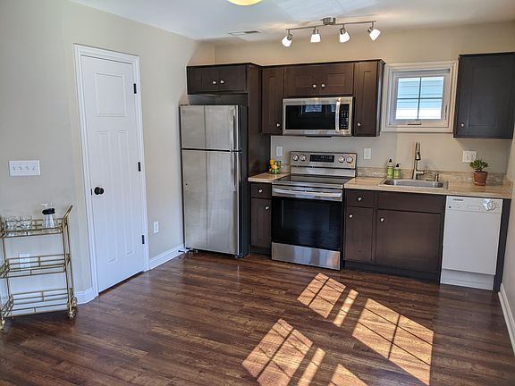 3rd image of 926 Ball St #1/2