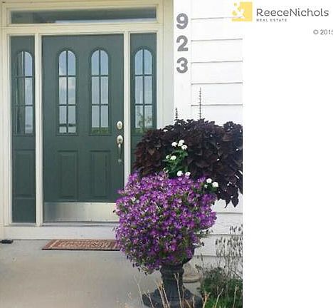 Welcome home to 923 E 2100 Rd!