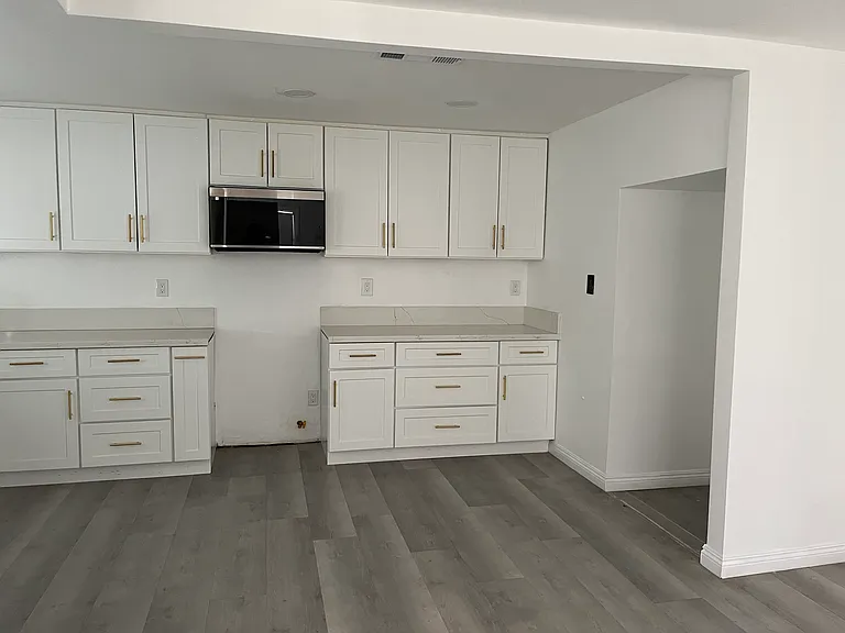 398 N Canby St — Photo 4