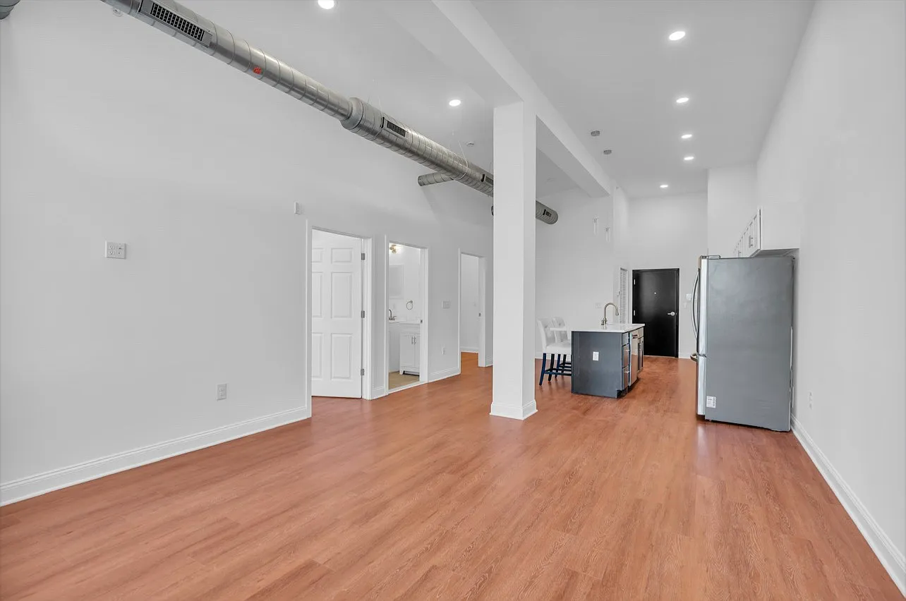 2 bed, 950 sqft, $2,400 — Photo 4