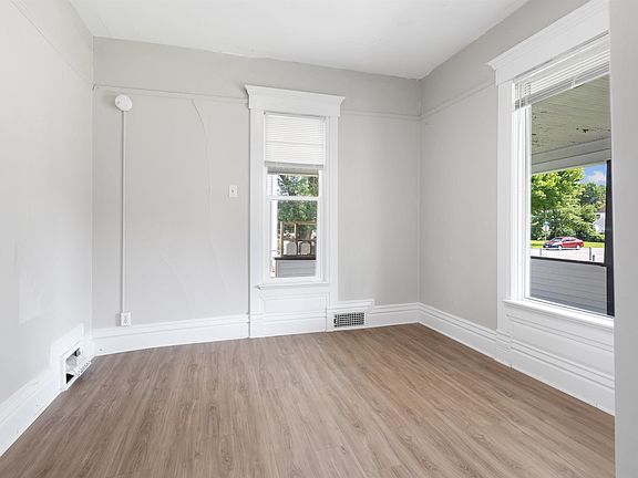 3rd image of 2007 College St