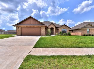 834 SW 14th St, Moore, OK 73160