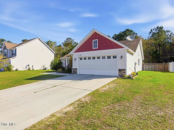 3rd image of 404 Hidden Oaks Drive