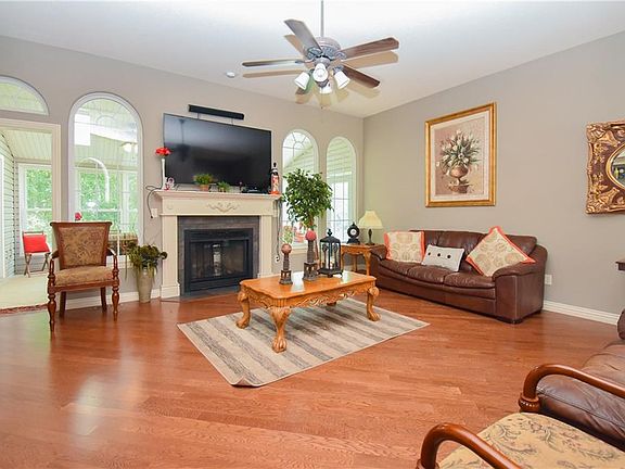 5th image of 48 Merritt Dr