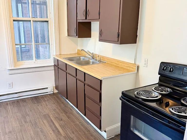 18 N Pine St #1 — Photo 2