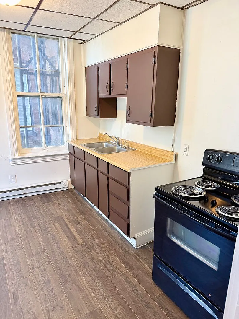 Building Photo - 18 N Pine St #1