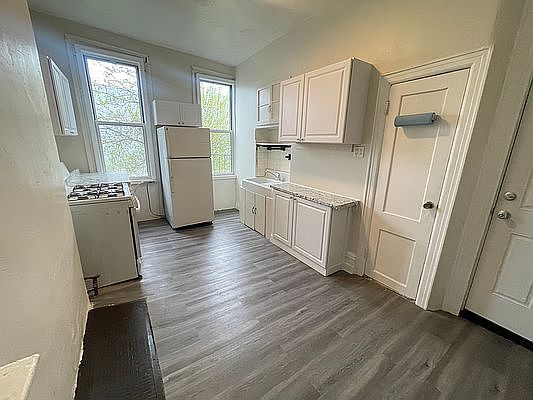 1st image of 179 Wyckoff Ave #3L