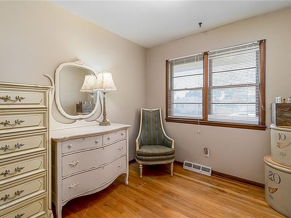 4th image of 209 SW Westlawn Dr