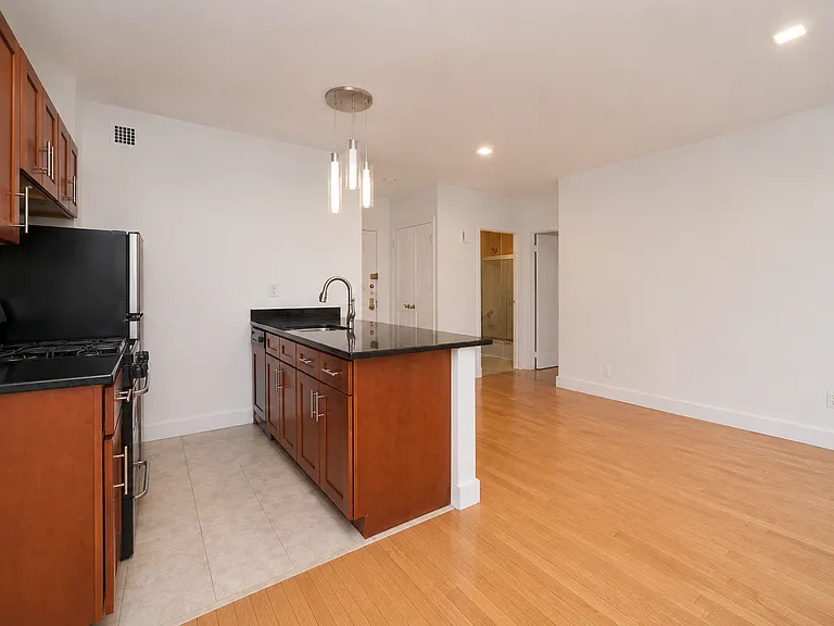 213 E 37th St #3FF — Photo 7