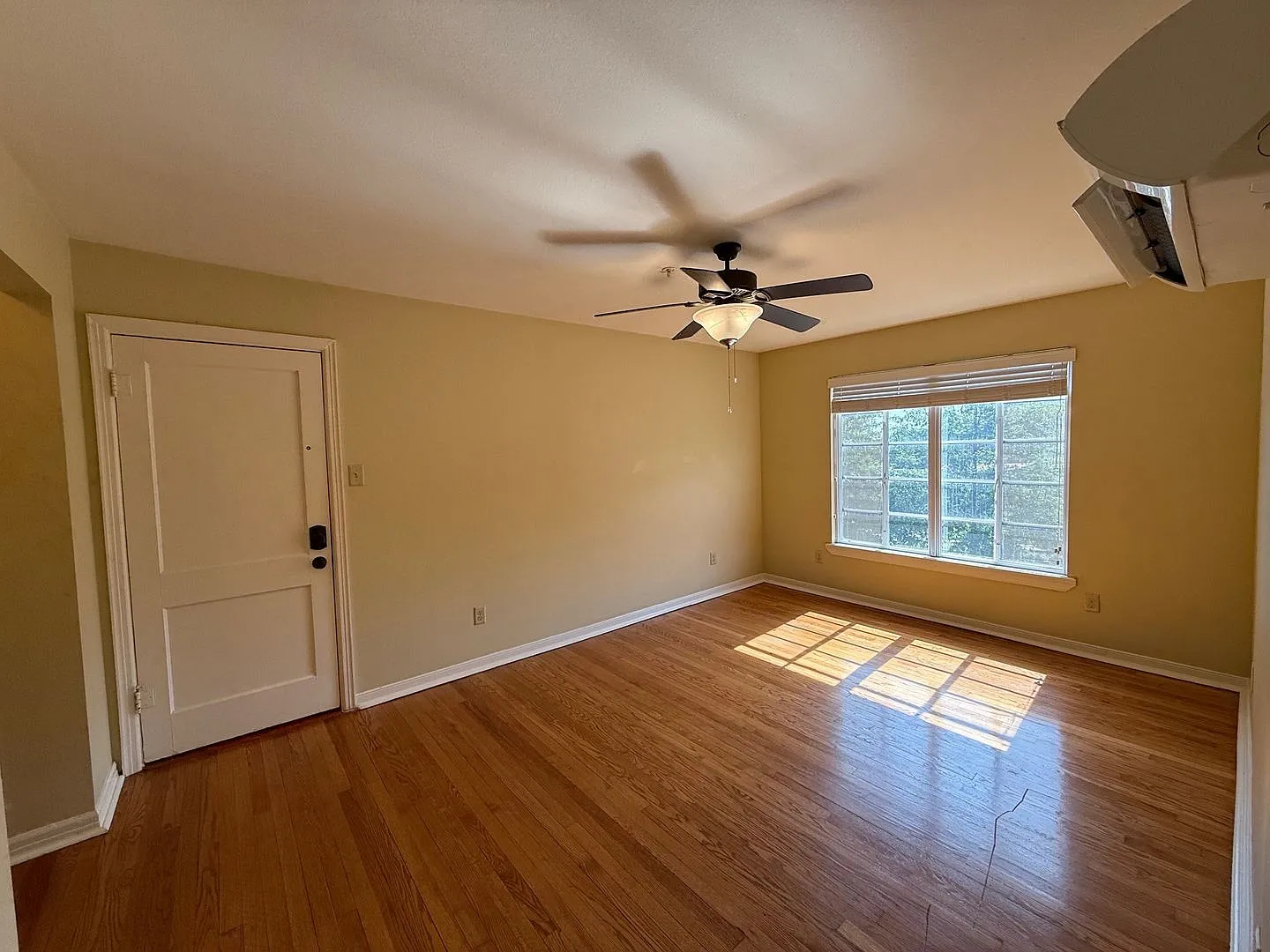 Broadway Manor — Photo 2