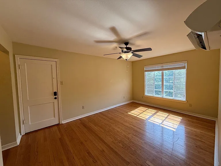 1406 Broadway St — Photo 4