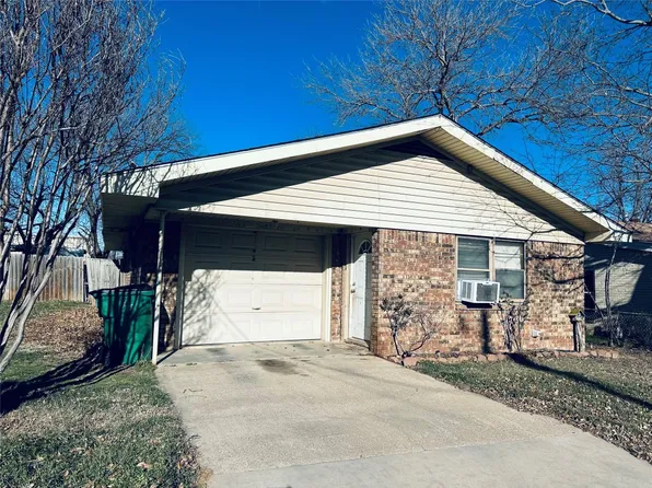 504 Lindsey St, Bowie, TX 76230