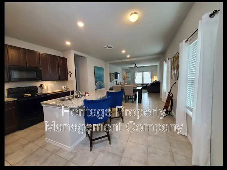 10522 Barbeque Bay — Photo 4