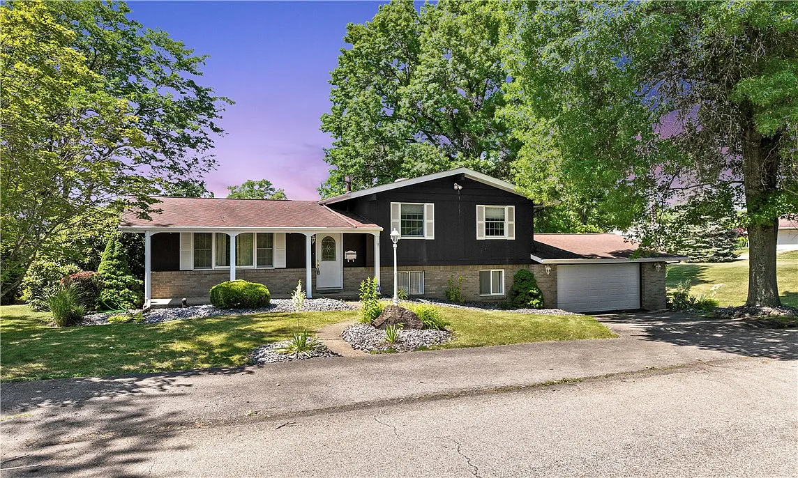 221 Louise St photo 1