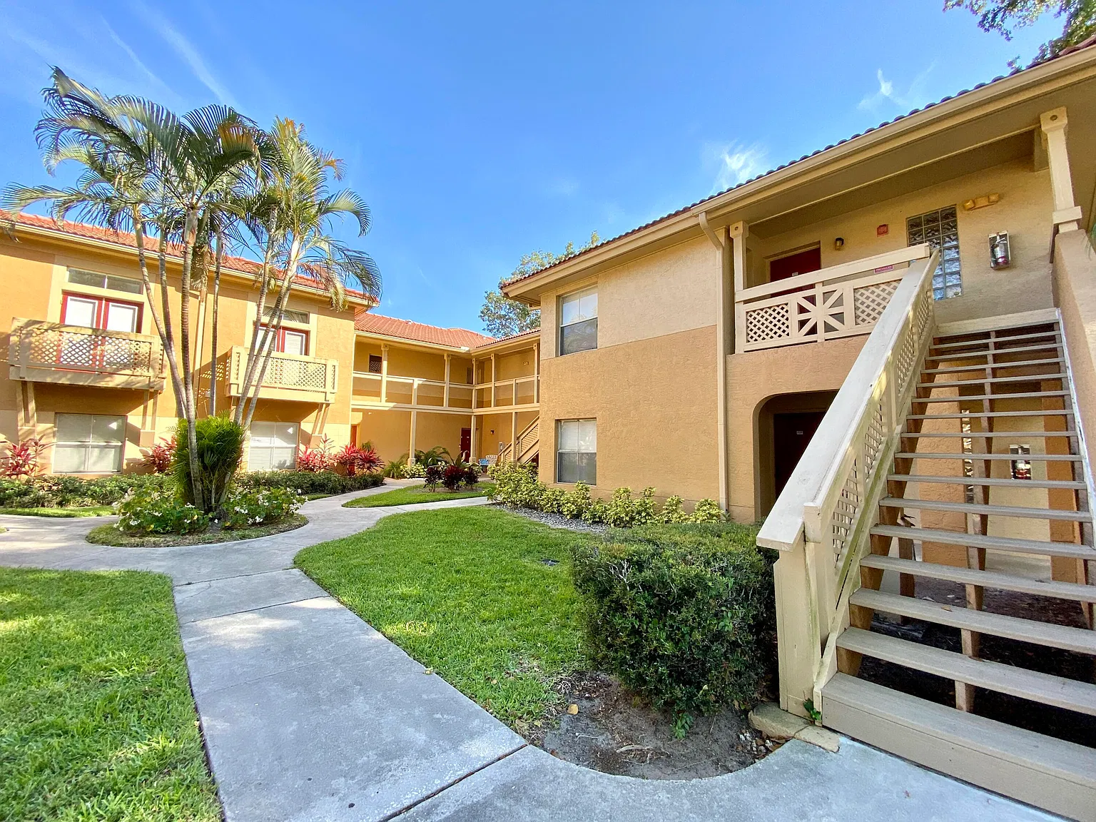 2 bed, 2.0 bath, 906 sqft, $2,000 — Photo 2