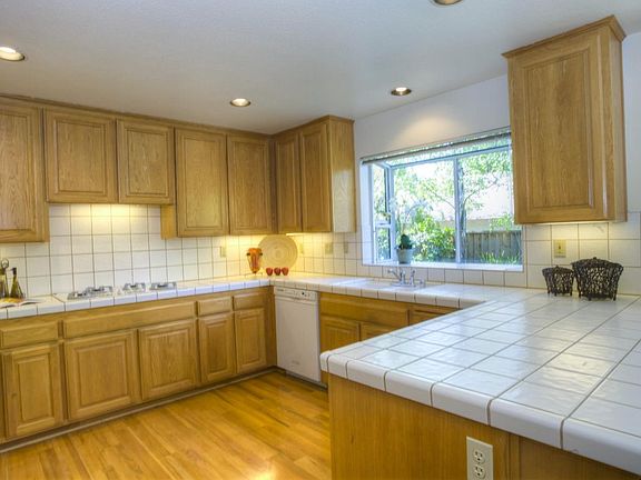 5th image of 392 Newcastle Dr