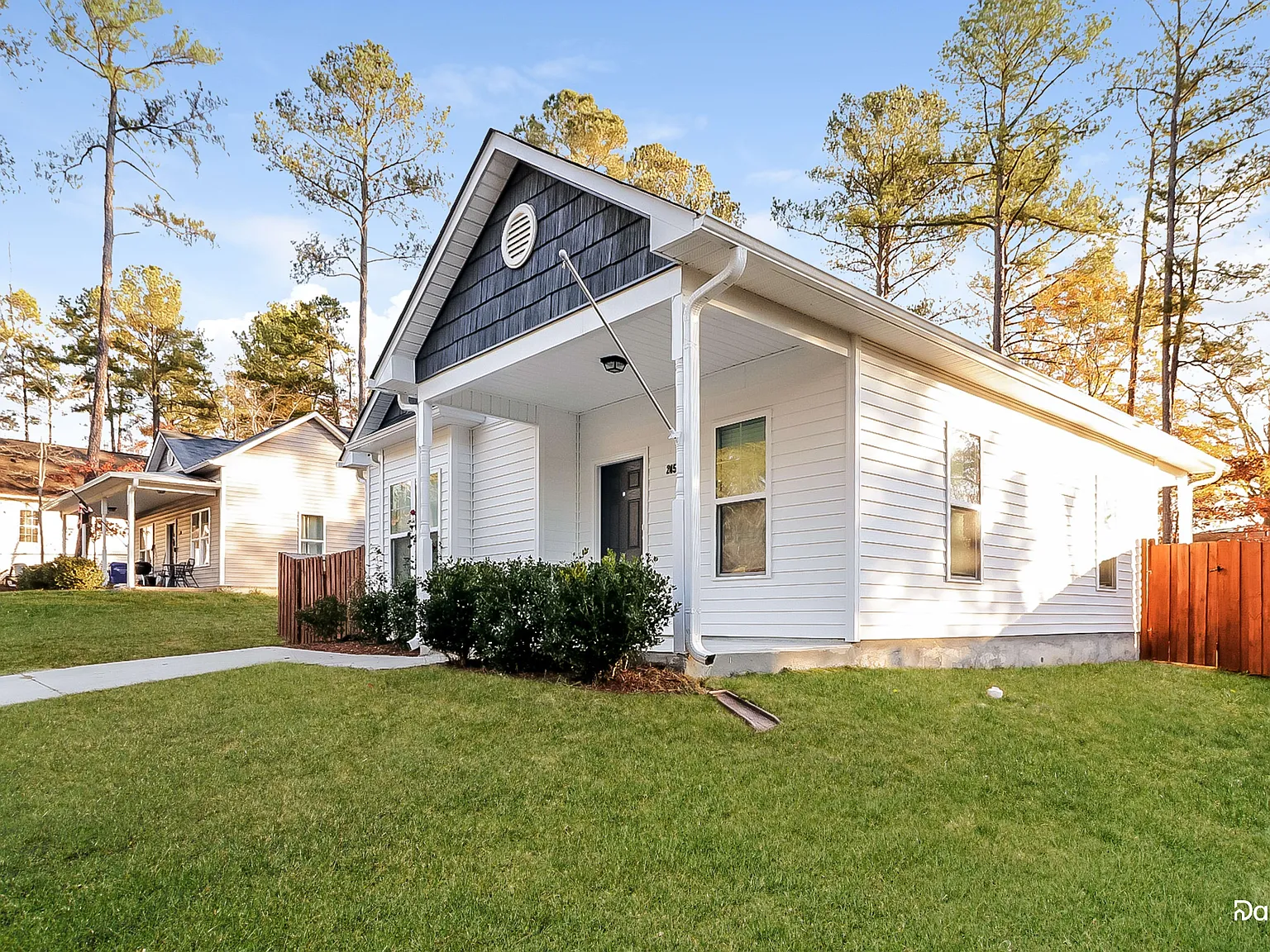 3 bed, 2.0 bath, 1072 sqft, $1,885 — Photo 2