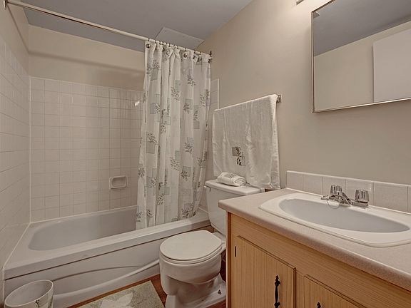 4th image of 96 Grosvenor Blvd