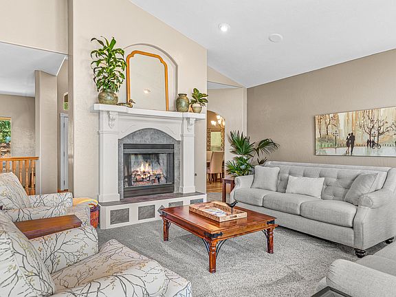 4th image of 215 Surrey Dr