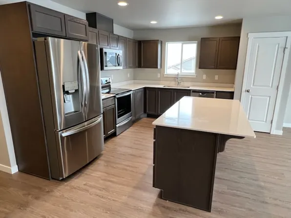 1090 S New Oak Ln, East Wenatchee, WA 98802