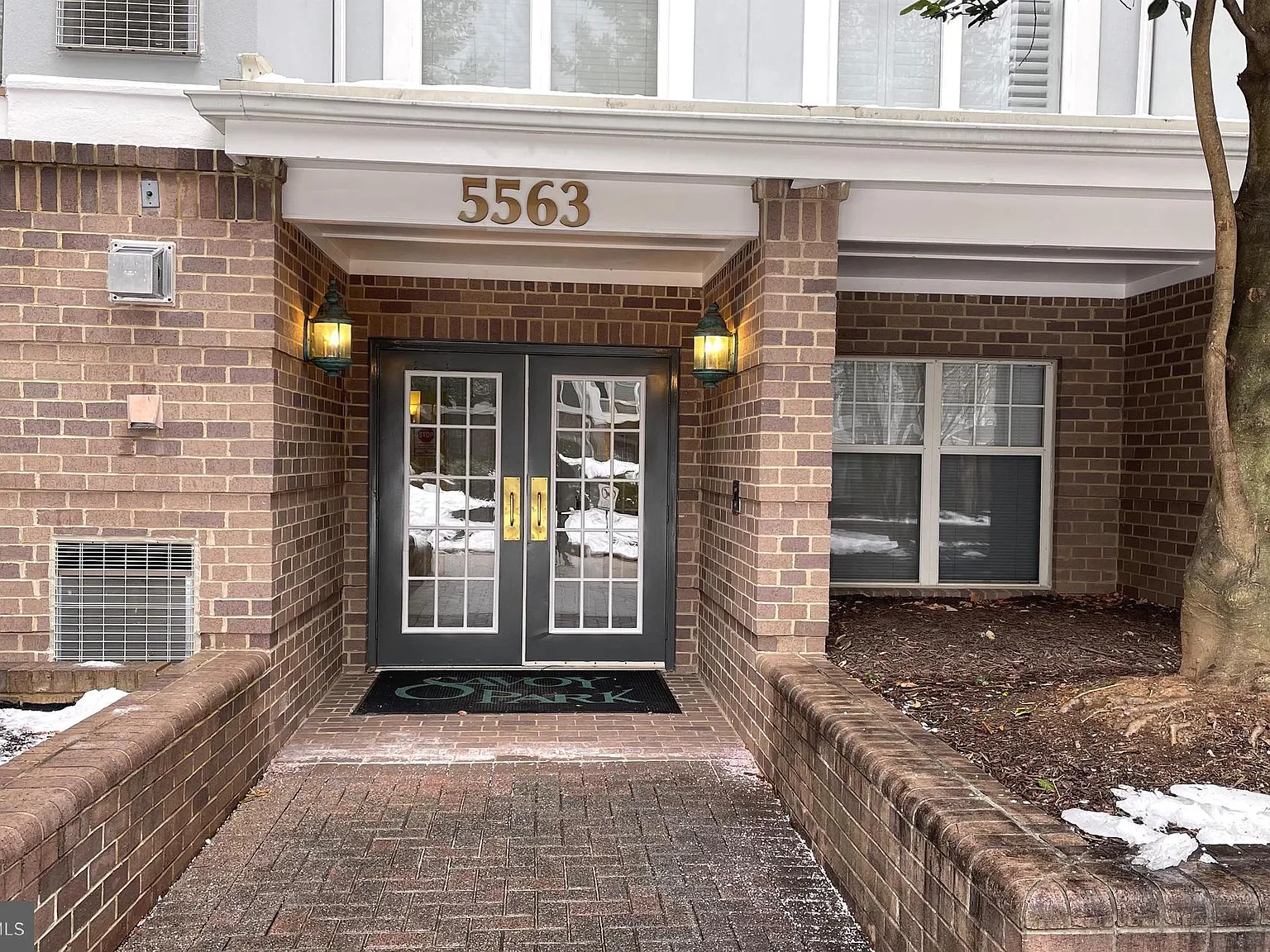 Savoy Park Condo — Photo 2