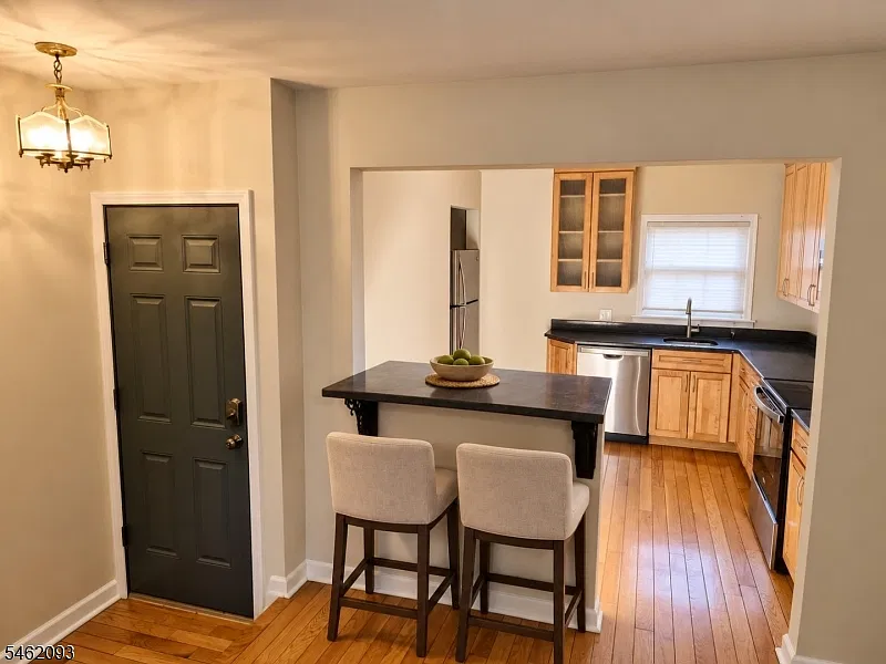 2 bed, 1.0 bath, $2,700 — Photo 3