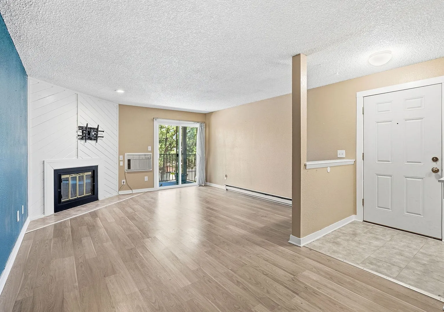Move in Ready 2bed 2bath in Cherry Creek Schools — Photo 3