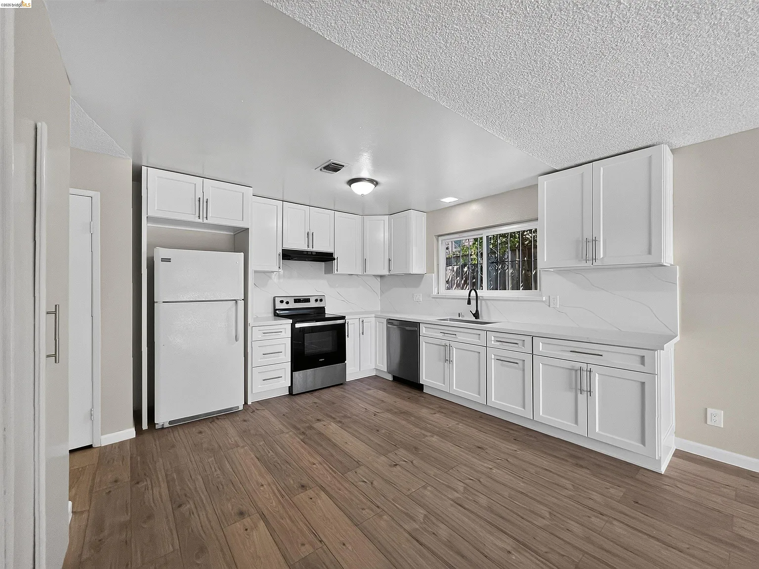 3 bed, 2.0 bath, 1336 sqft, $2,900 — Photo 3