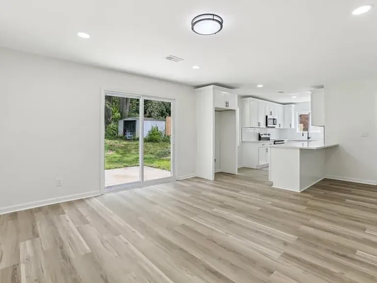 2744 Preston Dr — Photo 8