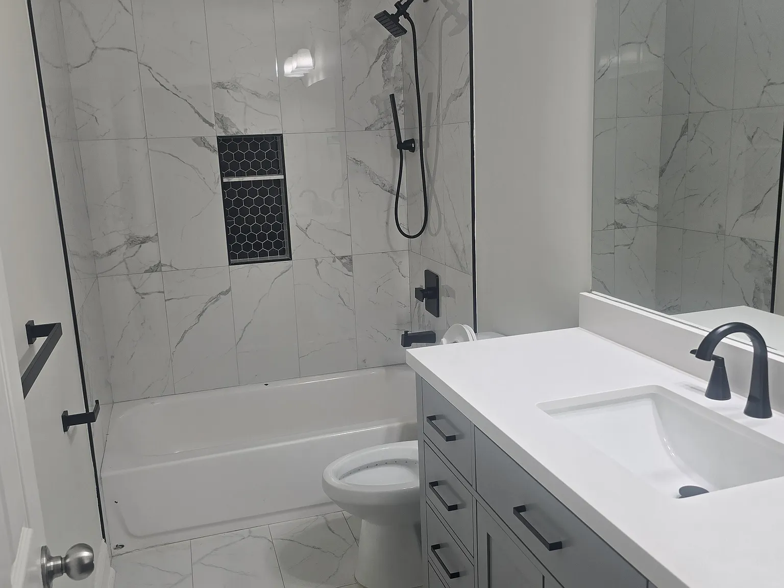 4 bed, 2.5 bath, 2200 sqft, $2,600 — Photo 3