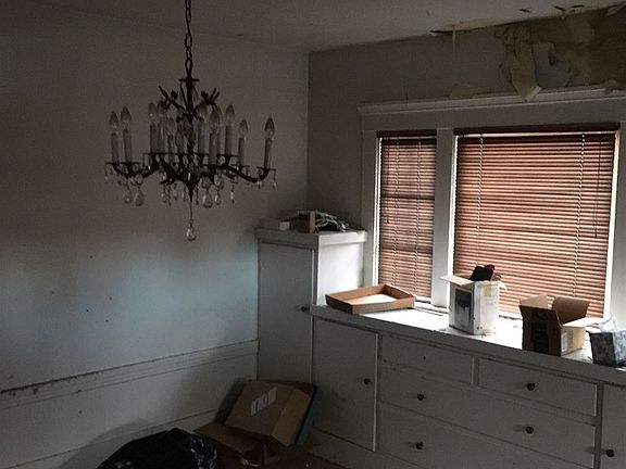 3rd image of 415 Warwick Ave