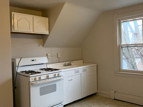 2nd image of 845 Oak St APT 2