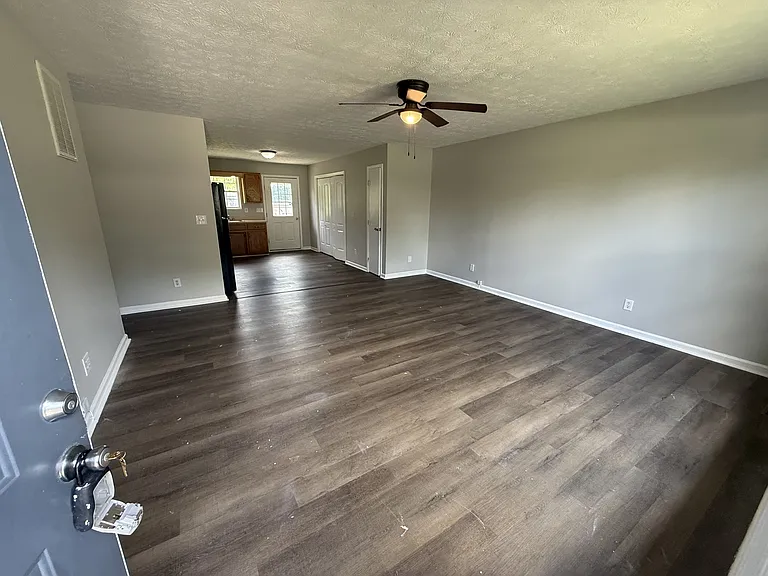 222 Diamond Ave — Photo 2