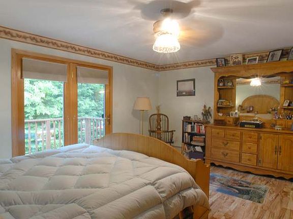 Master Bedroom w/private dec