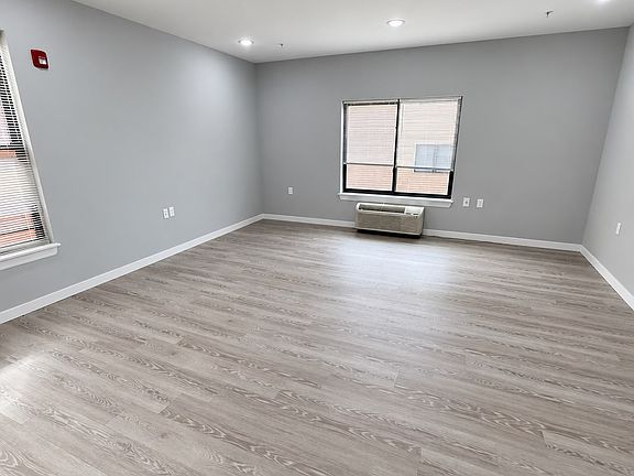 4th image of 444 Summer St