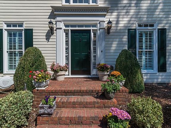 3rd image of 4442 Derwent Dr NE