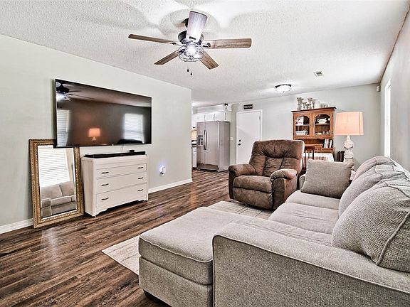 4th image of 115 E Pheasant Dr
