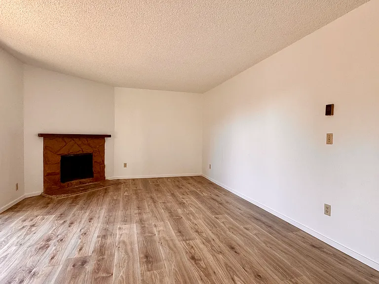 1633 Maple Ln #H4 — Photo 5