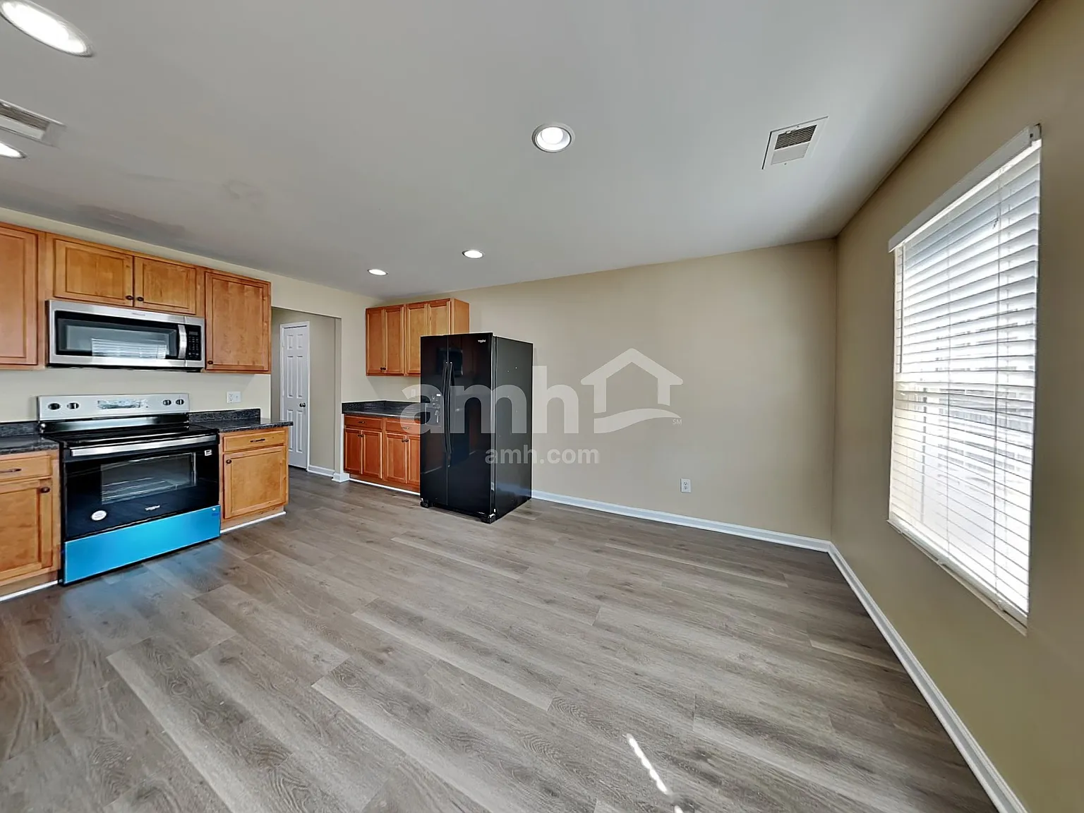 4 bed, 2.5 bath, 2420 sqft, $2,205 — Photo 4