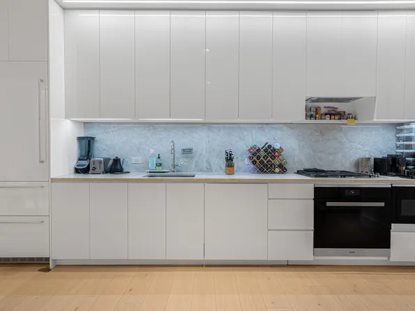 15 West 61st Street image 1 of 14